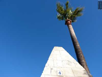 Siamo al civico 4 di via Morelli e Silvati: numero che � riportato proprio in cima alla piramide
